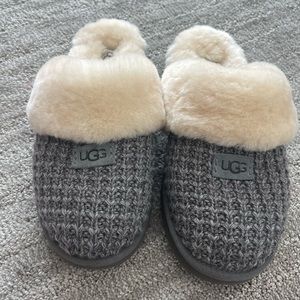 Cozy Knot UGG Gray Slippers Size 8
